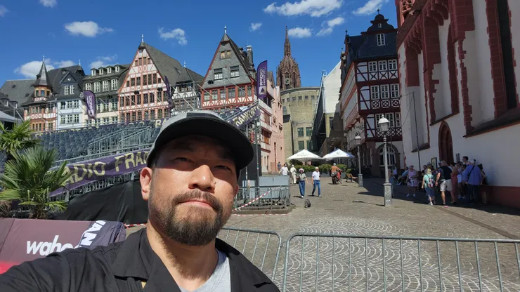 遠方的法蘭克福大教堂是德國城市法蘭克福最重要的天主教堂,興建於1250到1514年間的墨洛溫王朝時代,屬於哥德式建築風格。我沒有走過去,因為我的雙腳在出差期間已經快廢了。