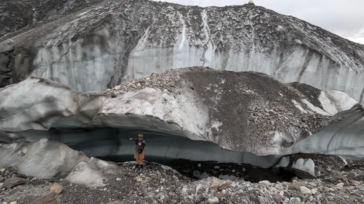 這種地形可能就是冰山鍋穴，隊友小圓充當比例尺。