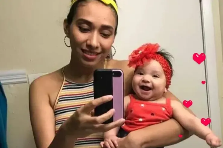 喬瑟莉抱著孩子自拍