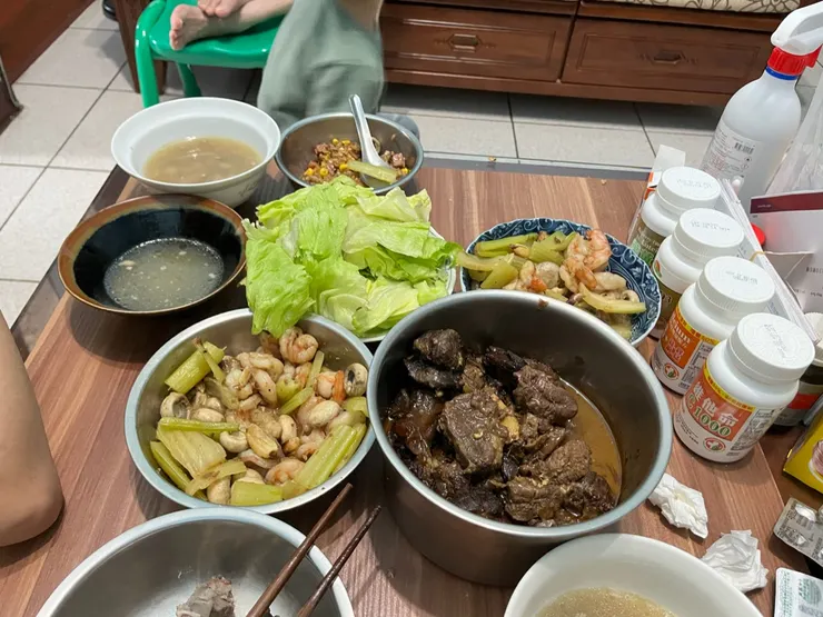 太熱沒什麼胃口，菜都進小孩肚子，我只喝了一碗湯。