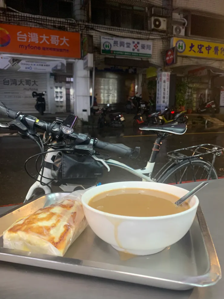 一口酥餅舖，看到評論說這家的豆漿是有焦香味的那種，我不喜歡，所以改點米漿。