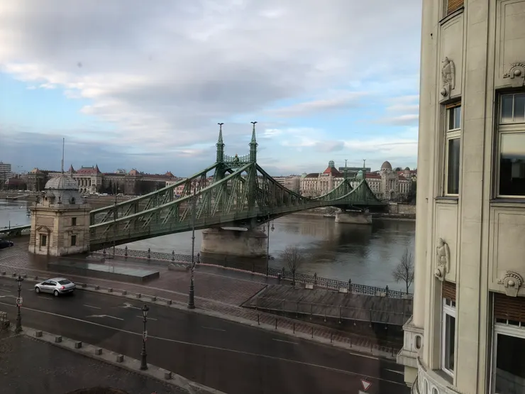 眼睛張開外面就長這樣，能不住嗎？