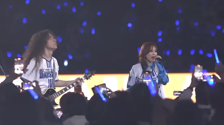 相川七瀨就學期間，同時工作。2023年於yokohama baystars擔任嘉賓演唱。台上打鼓的是她的兒子，哪來這麼嗨的家庭教育。(點擊觀看youtube)