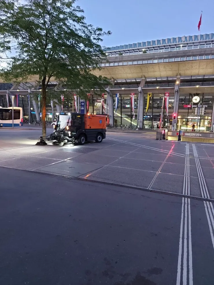 清掃車一早就出動了(於火車站前)