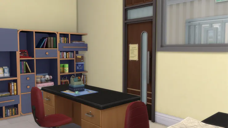 這位老師在做自己的教具吧。