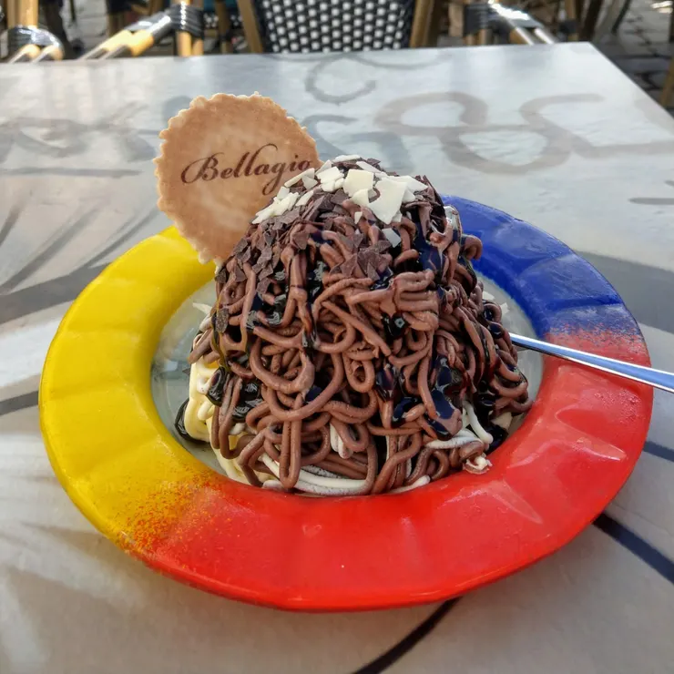 上課時老師推薦的義大利麵冰Spaghettieis(10.9€),真的很別,底下中間是一坨鮮奶油