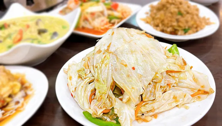 夏天小館蝦醬高麗菜特寫，呈現大火快炒後的清脆質感與鮮豔色澤。