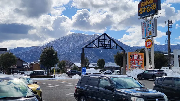 從魚市場望出去，雪白的山頭為冬天添加了更應景的氛圍