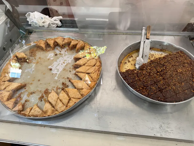 土耳其離阿國隔著一個希臘而已，而且阿國過去也是奧圖曼帝國的附庸，自然少不了甜死人不償命的土耳其甜點．