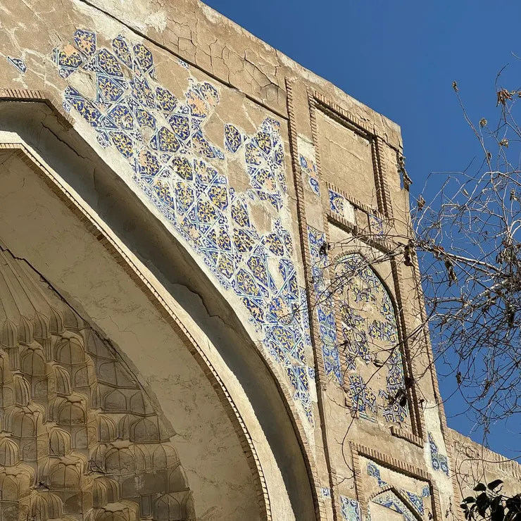 大喚拜塔廣場建築一隅，歷史痕跡明顯