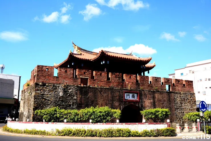 南門是四座城門中形式最為完整的，門洞由花崗岩基座與磚拱構成，牆面除了紅磚之外還有使用礫石砌成