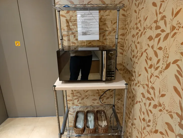 2樓電梯外有微波爐跟免洗餐具