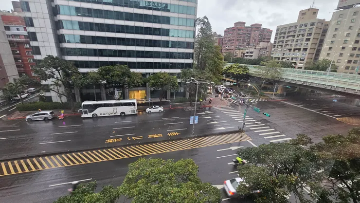 從五樓房間看出去的民生東路和建國北路高架橋!