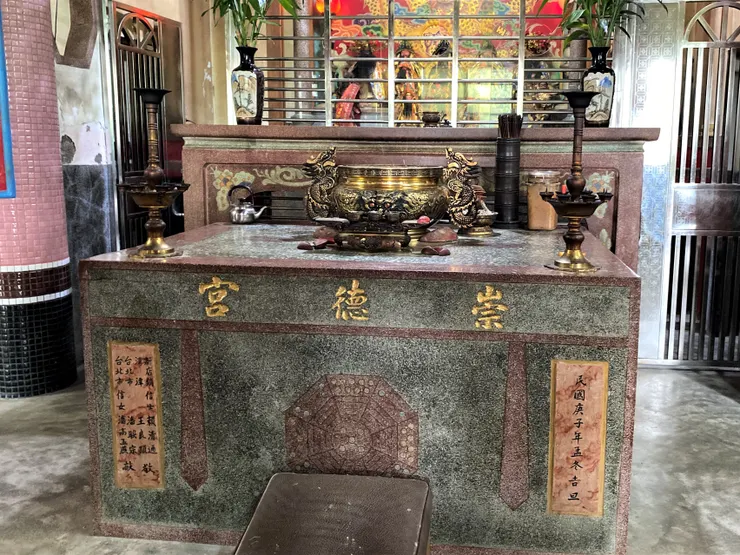 磨石子的供桌前方有八卦陣圖樣