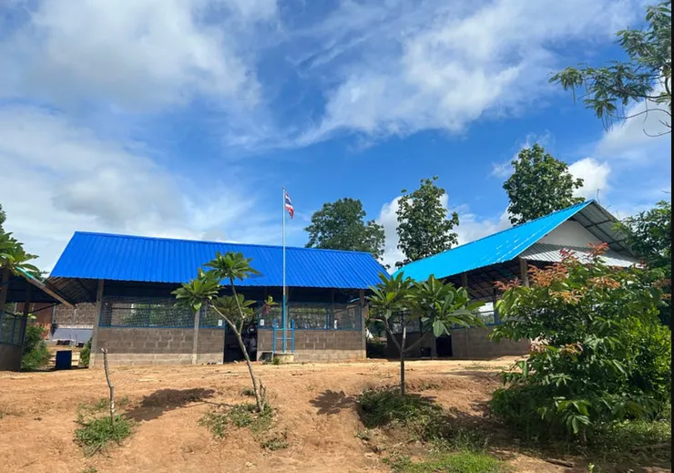 前陣子剛重建好的河邊學校 ( 曾因颱風被吹垮)