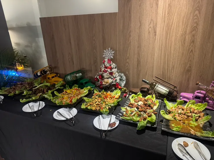 長桌上擺滿精緻餐點，色彩繽紛，令人食指大動