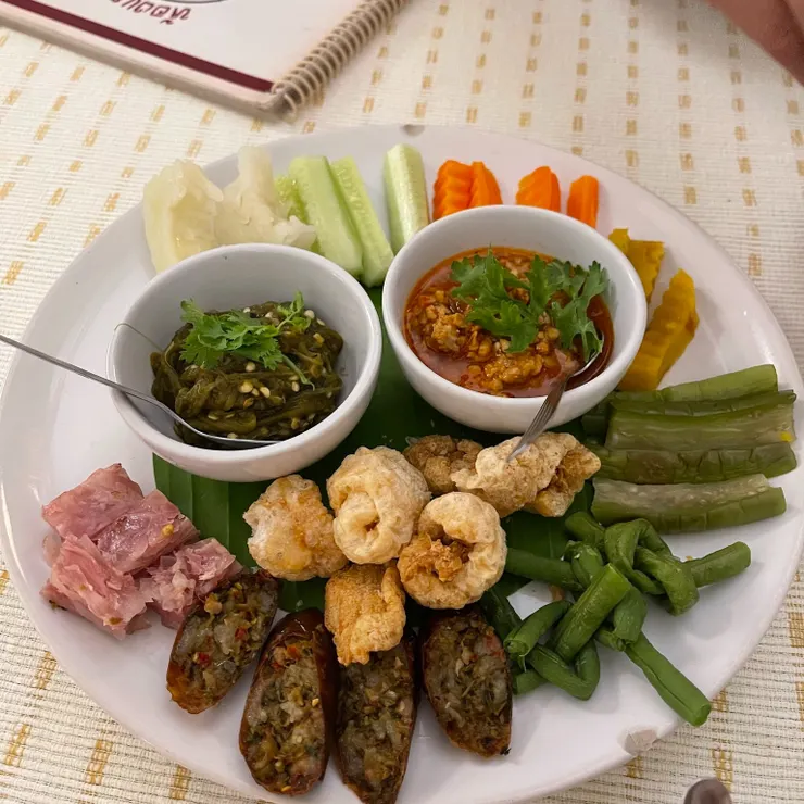 泰北也常見的水煮蔬菜沾醬盤，沾醬口味變化很多，在曼谷的美食街也很常看到，減肥時很適合吃。最下方的香腸是泰北香腸，我很愛。