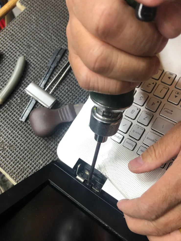 打開轉軸保護蓋,這個設計有點….難!