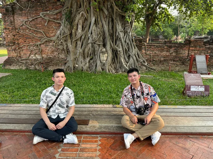 由於是跟佛祖合照，記得要坐下來拍