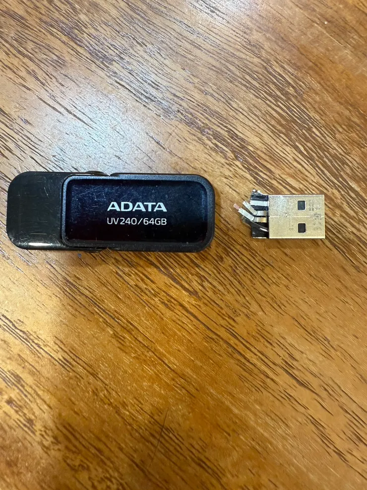 隨身碟斷成兩截。