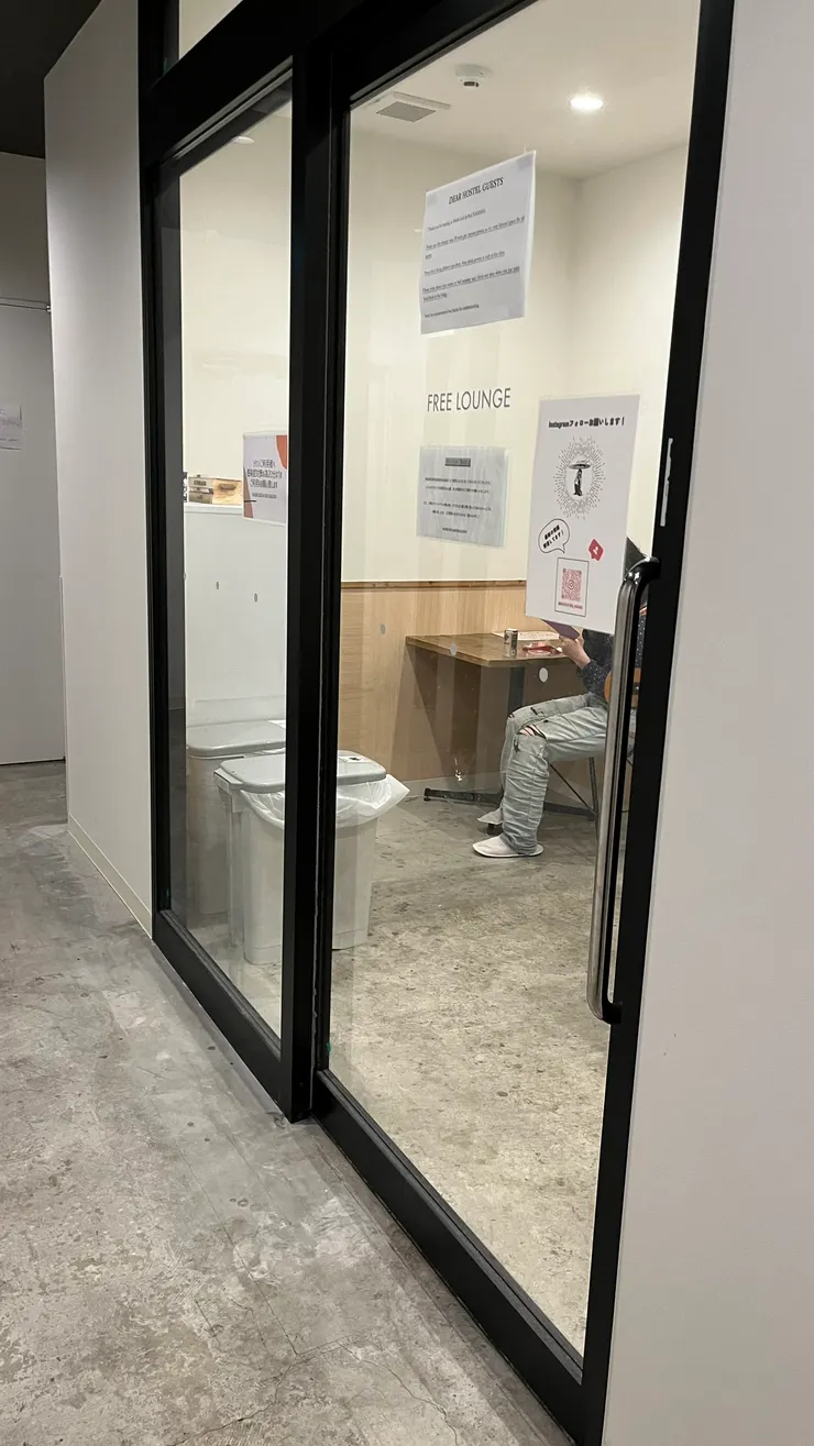 只是位子並不多，人多時可能就無法使用。