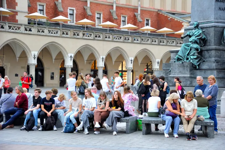 【詩人亞當銅像下男男女女喜相見】