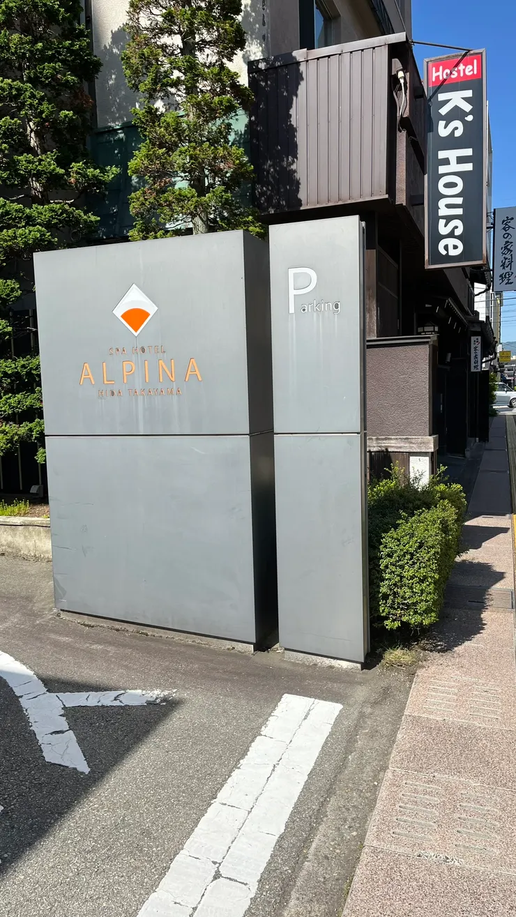 百餘間客房90多個車位應該滿夠用了。