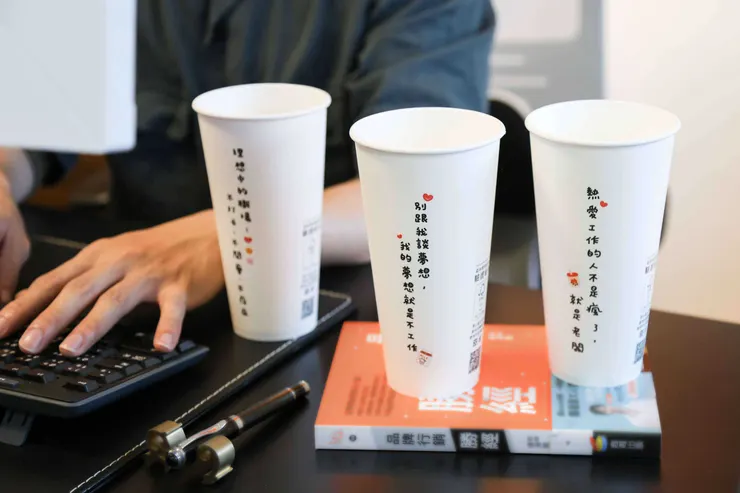 圖說：那些對著同事和老闆說不出口的「大實話」，就用奧樂雞聯名紙杯傳達，成為辦公室不用言說的默契密語。（資料來源：清心福全）