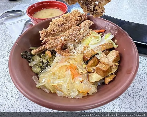 【花蓮新城-台灣牛肉麵】綠葉勝紅花，排骨飯比牛肉麵更好吃！