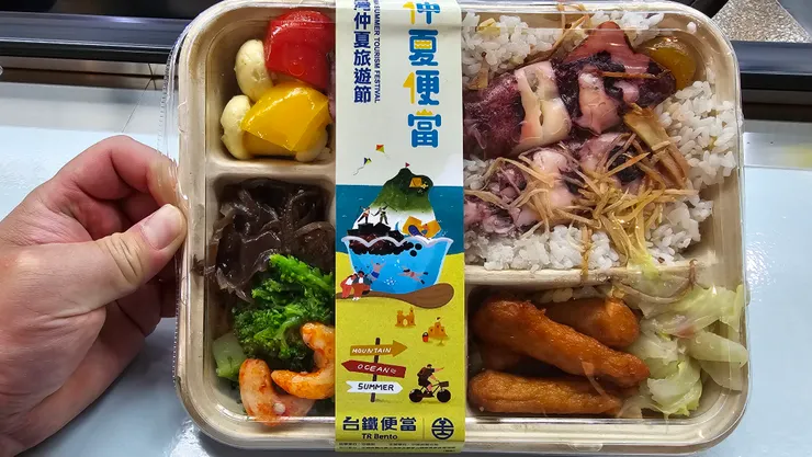 這是今年七月我買的台鐵仲夏便當!其實就是現今的台鐵小卷便當啦!