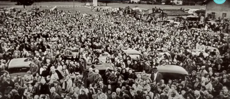 在農場別墅前等候葛洛寧的群眾