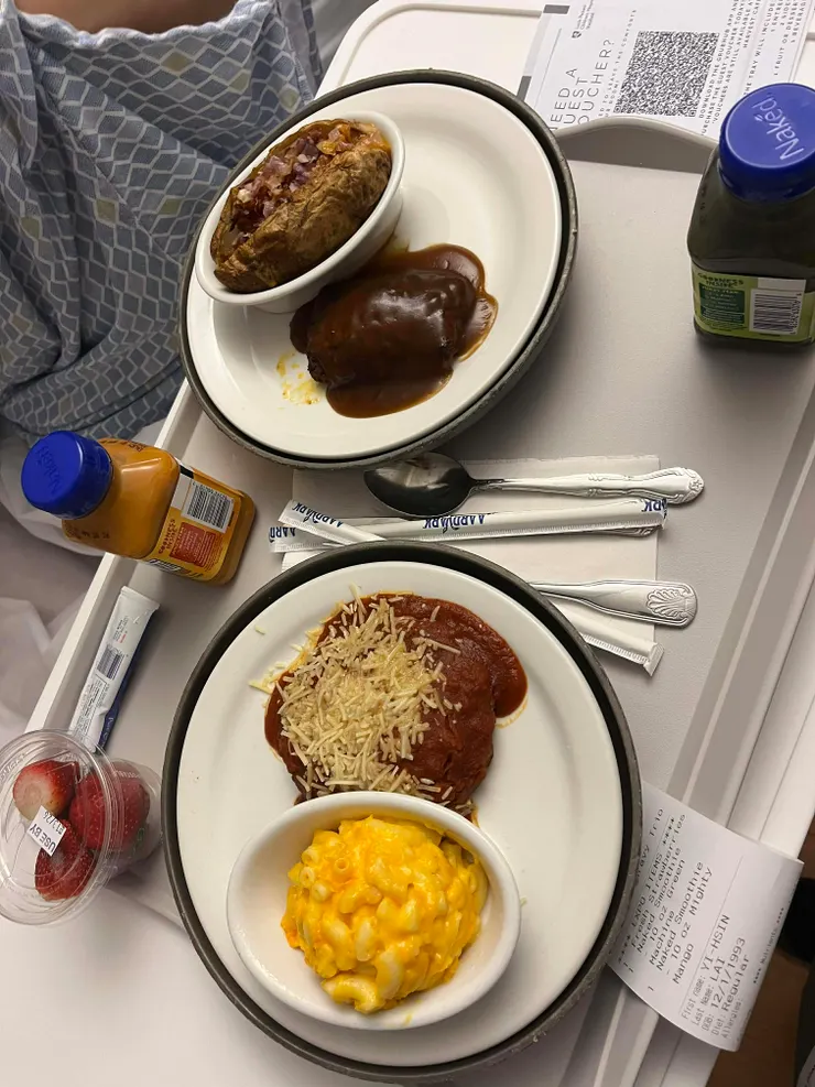 剛生完忘記自己要坐月子的餐：帕瑪森雞肉+起司通心粉，我姊點了meatloaf+烤起司馬鈴薯