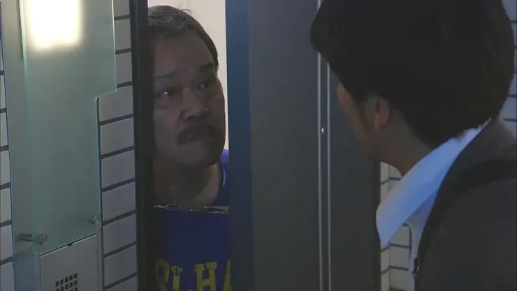 三更半夜兒子才回家，老爸當然不爽地問「你要在外面還是在家吃飯早點揚聲喔」！