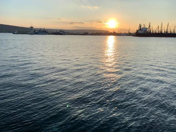 夕陽下看起來就像是黑色的海