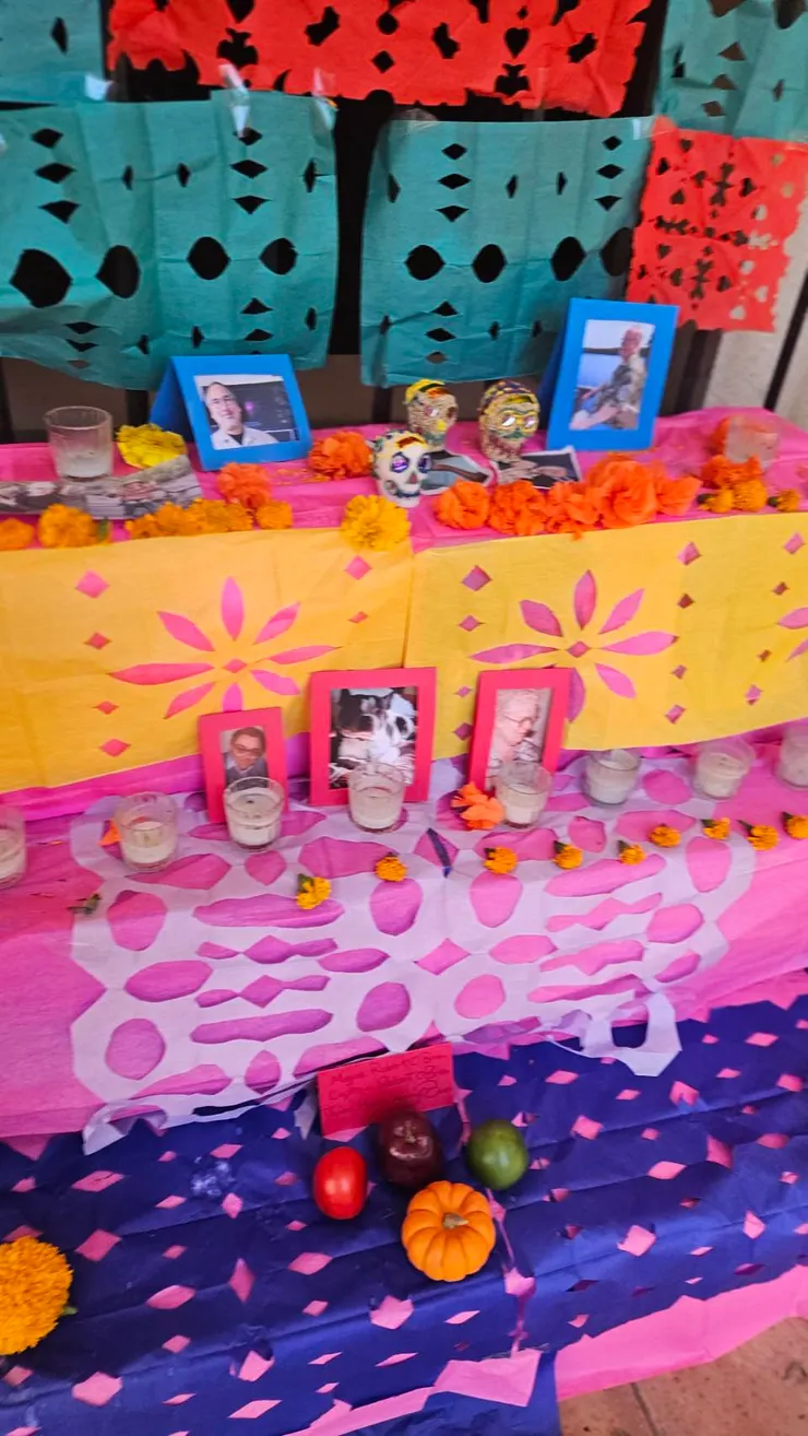 這個才是學生準備的祭壇, 自己去外面買買糖骷髏,放想念的人的照片