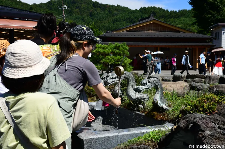 戶外的免費取水點吸引不少人拿自己的瓶子來裝水