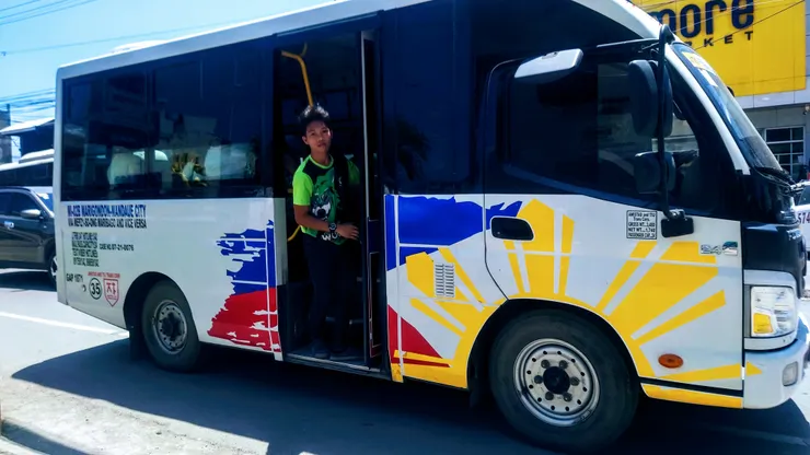 巴士與車掌先生， Photo: Zora @ Mactan (Jul. 31, 2023)