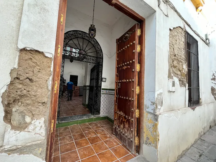 老屋整修中，跟我們塞維亞民宿一樣，木門內有鐵門。