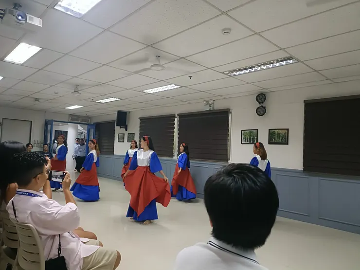 學校迎新表演,才知道原來都是老師們~(可愛)