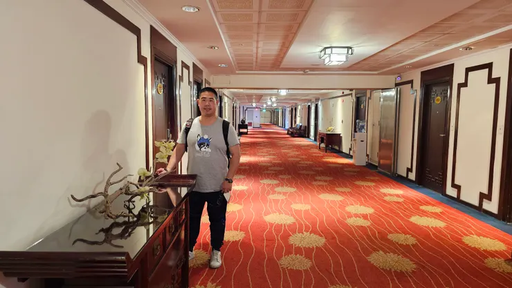 高雄圓山大飯店房間外的走廊照明相當明亮且寬敞!