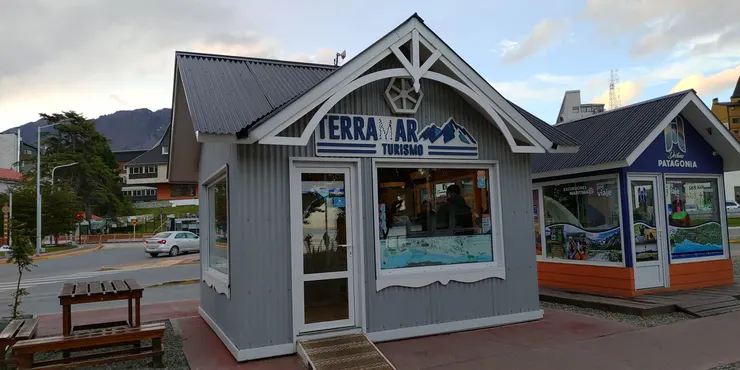 港口旁的旅遊區，各種旅遊商都在此