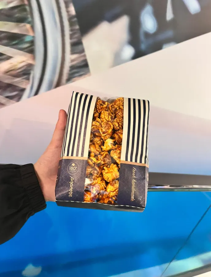 我的手和好吃爆米花。