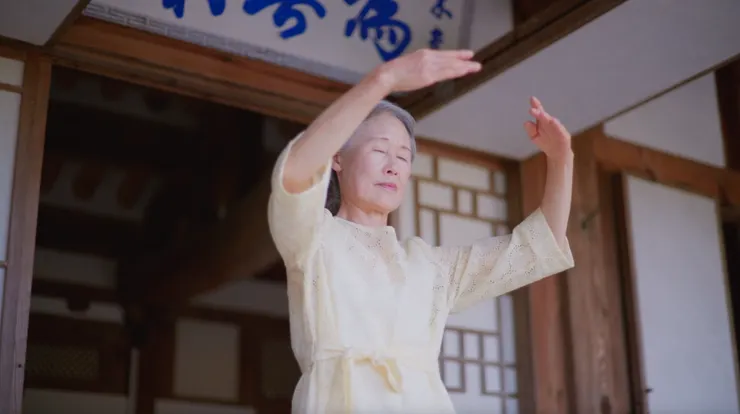 圖4：洪英姬女士正在煉法輪功的第二套功法。