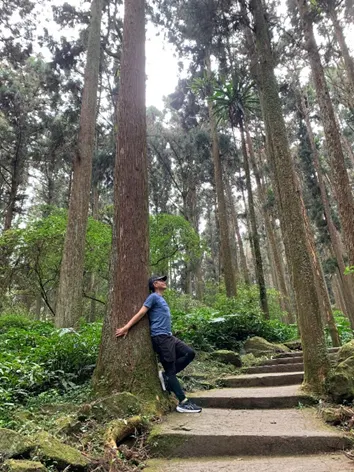 在山林間感受春意的楊錦聰