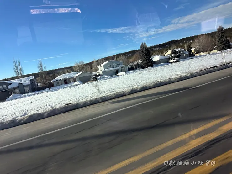 從冬天還是不怎麼冷的沙漠地區開進雪山，沿路只有在電影看過的美麗雪景漸漸呈現在眼前，那個感動就像半年沒吃到滷肉飯、回台灣立馬來一碗的熱淚盈眶呀！(並沒有XDD)
