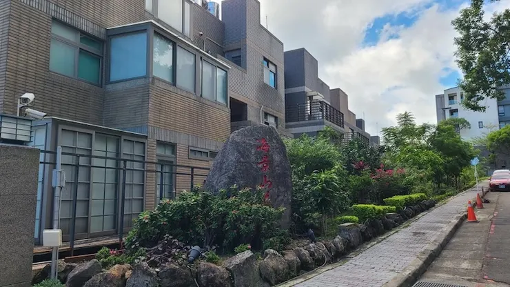 【海景山莊】實際入住比例不高，很多是假期住戶，才一靠近，警衛立即過來詢問是否購屋，因為很多屋主想脫手，出價皆可以談，警衛大哥才如此用心想賺紅包。