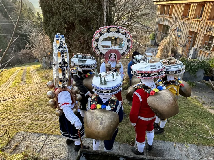 烏爾奈施的美麗除夕老人們。(攝影/漢斯魯艾迪.丁)