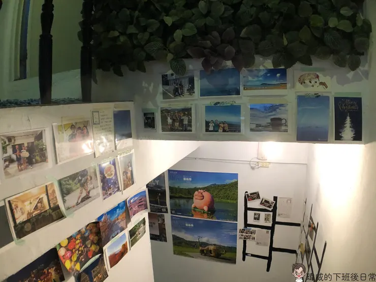 住宿的區域在二樓 樓梯上有著很多的明細片 有些曾住過的旅客留下的照片
