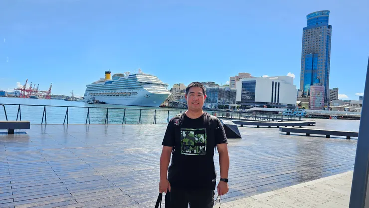 下船囉!謝謝我身後的歌詩達郵輪莎倫娜號!