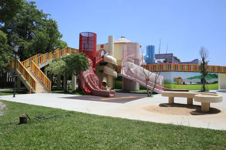 各式溜滑梯是公園最大特色